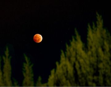 {altText(,¿El eclipse de la #LunaRoja, la antesala del Apocalipsis?)}