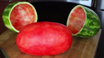 video: asi es como se pela una sandia de la manera mas prolija video: asi es como se pela una sandia de la manera mas prolija