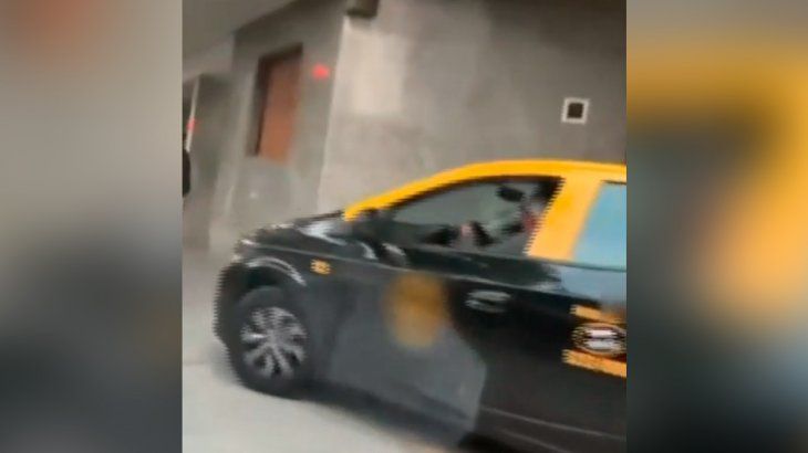 Flores: un taxi circuló por la vereda para esquivar un embotellamiento
