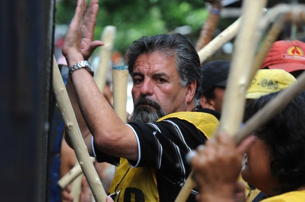 Castells: Me lavo los dientes y pongo el arma en la mesita de luz