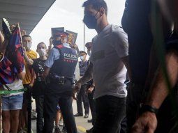 Con su esposa e hijos: así partió Messi desde Barcelona hacia París para firmar con el PSG