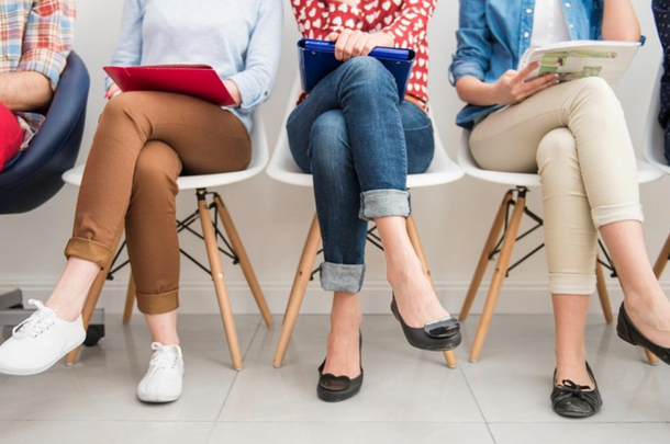 Qué significa mover la pierna sin parar mientras estás sentado, según la psicología