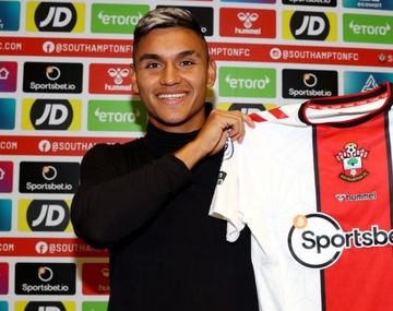 Charly Alcaráz fue presentado en Southampton