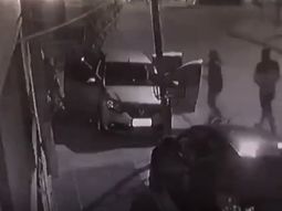VIDEO: Golpearon a una familia, les gatillaron el arma varias veces y les robaron el auto