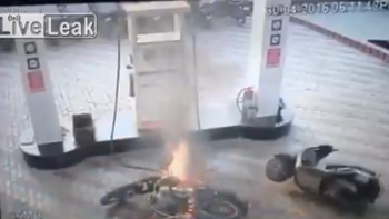 Se prendió fuego una moto mientras le cargaban nafta Se prendió fuego una moto mientras le cargaban nafta