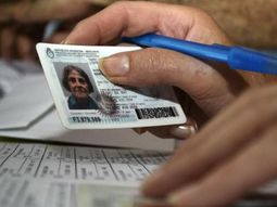 Basta de esperar al correo: DNI podrán retirarse en los centros donde fueron hechos
