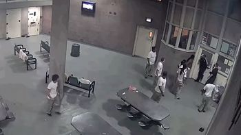 El momento en el que se desata la golpiza El momento en el que se desata la golpiza