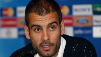 dos periodistas se pelean por recibir al mejor tecnico del mundo dos periodistas se pelean por recibir al mejor tecnico del mundo