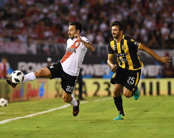 Con dos de Scocco, River le ganó a Olimpo en el Monumental y respira