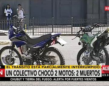 Choque en retiro entre dos motos y un colectivo de la línea 100