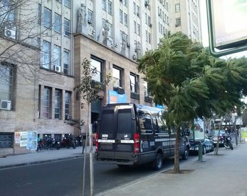 Misterio en la UBA: el cuerpo que encontraron en la Facultad de Medicina sería de un homeless