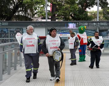 Con una batucada, metrodelegados protestaron por las paritarias