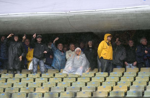 Los hinchas se presentaron en la cancha a pesar de la lluvia