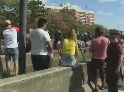 la policia de la ciudad desalojo a manifestantes que cortaban la autopista dellepiane la policia de la ciudad desalojo a manifestantes que cortaban la autopista dellepiane