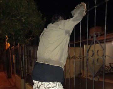Insólito: quiso robar una casa y quedó enganchado en la reja
