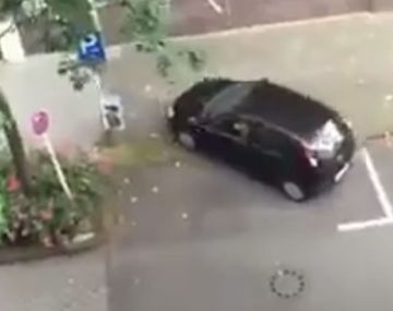 VIDEO: Un conductor lucha para estacionar