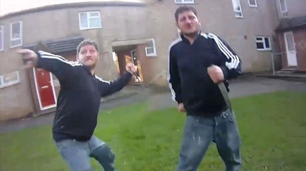 Un hombre atacó a dos policías con un cuchillo y el episodio quedó grabado