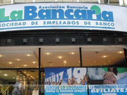 Bancarios cobrarán un sueldo básico de casi $ 700.000