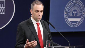 la fake news de manuel adorni para justificar la represion policial: sera denunciado en la justicia la fake news de manuel adorni para justificar la represion policial: sera denunciado en la justicia