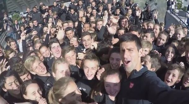 El Nº1 se divierte: mirá lo que hizo con los ball boys de Roland Garros