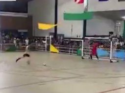 Conmoción total en Brasil: un arquero de futsal murió tras atajar un penal