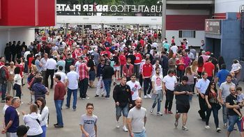 Socios de River ingresan a votar al estadio Monumental Socios de River ingresan a votar al estadio Monumental