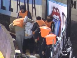 no todo fue alegria: brutal golpiza de la policia en racing no todo fue alegria: brutal golpiza de la policia en racing