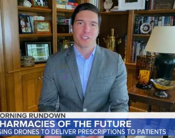 Escrachado en cuarentena: un periodista salió en vivo desde su casa...¡sin pantalones!