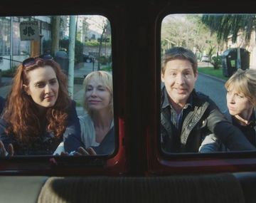 Julieta Díaz, Gloria Carrá, Adrián Suar y Florencia Bertotti en el final de Silencios de Familia