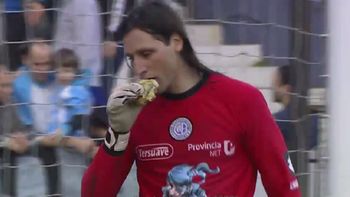 arquero goloso: a olave le tiraron una hamburguesa en pleno partido y se la comio arquero goloso: a olave le tiraron una hamburguesa en pleno partido y se la comio