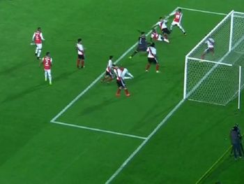 Salvador Ponzio: Batalla la soltó en el área y su compañero evitó el gol