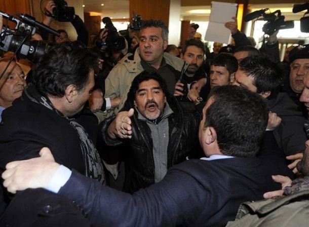 Peleado hasta con Rocío Oliva, Diego Maradona se fue solo a Dubai