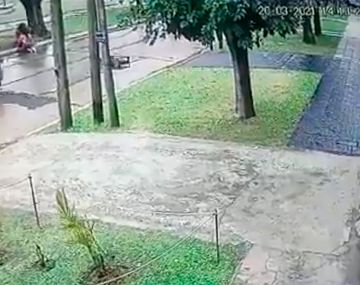 VIDEO: Violento intento de secuestro a una joven en Quilmes a plena luz del día