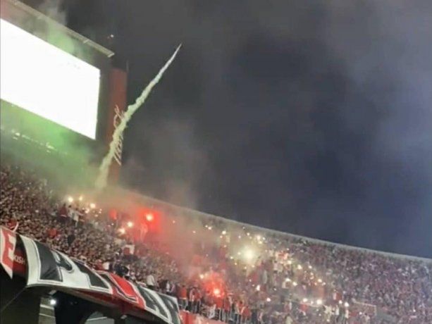 Identificaron a uno de los hinchas que tiró bengalas náuticas en el Monumental