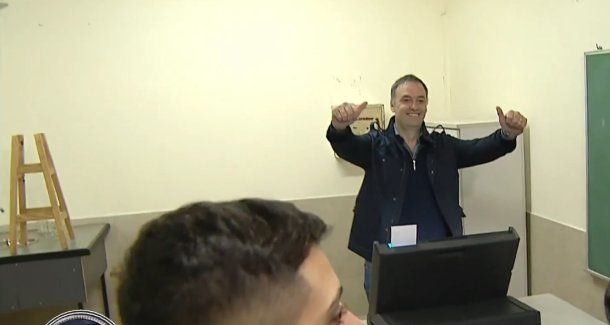 Manuel Adorni minimizó la fake news y rompió la veda: Increíble votarme a mí mismo