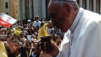 el papa se tomo unos mates con un grupo de argentinos en la plaza de san pedro el papa se tomo unos mates con un grupo de argentinos en la plaza de san pedro