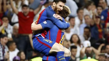 El rosarino se abraza con Rakitic, el otro goleador de la noche madrileña El rosarino se abraza con Rakitic, el otro goleador de la noche madrileña