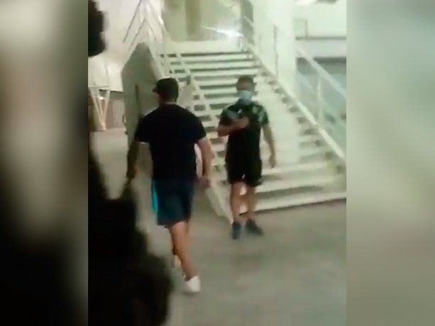 Hinchas de Racing echaron del estadio a un ex intendente condenado por violación