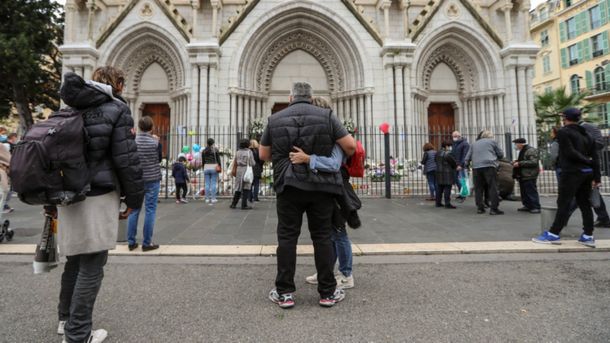 Un sacerdote fue herido de bala en Lyon en un nuevo ataque en una iglesia francesa