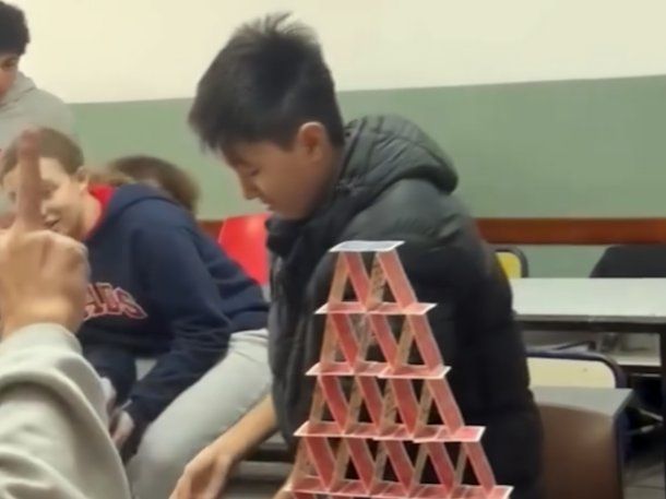 Mar del Plata: un alumno hizo un castillo de naipes en el colegio y se volvió viral