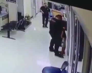 Un policía abrazó a un hombre que entró a una comisaría con un cuchillo&nbsp;