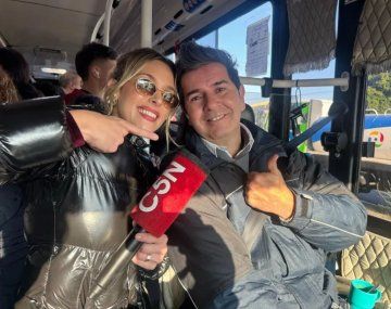 El chofer que conquista corazones en el 45: canta Luis Miguel y es viral