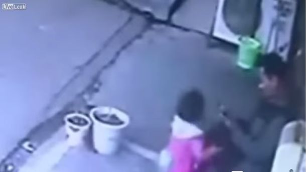 VIDEO: Su pequeña hija lo salva de ser arrollado por un camión