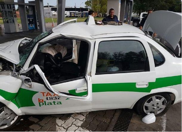 Un taxi se metió en una estación de servicio y chocó contra el surtidor. Gentileza: diario El Día