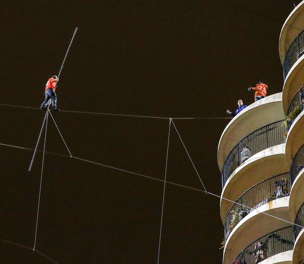 Bate récords mundiales al caminar entre rascacielos de Chicago con los ojos vendados
