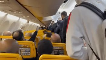 italia: los hinchas del bari agredieron a los jugadores en pleno avion italia: los hinchas del bari agredieron a los jugadores en pleno avion
