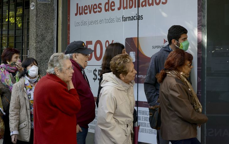 Las largas colas de jubilados en los bancos de todo el país en fotos