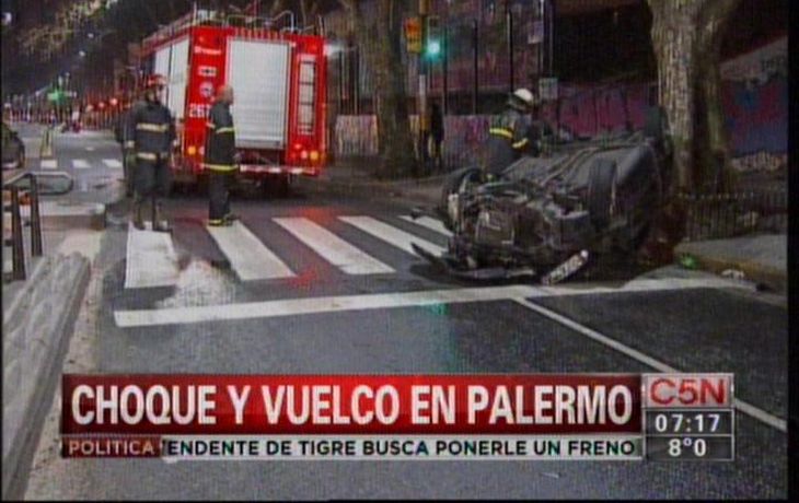 Un automóvil chocó y volcó en Palermo: dos heridos