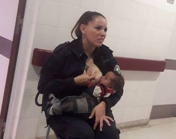 Habló la policía que amamantó al bebé: Lo acerqué a mi teta y no me quería soltar