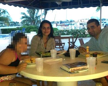 Medina, en tiempos felices junto a su víctima y la hija de ella